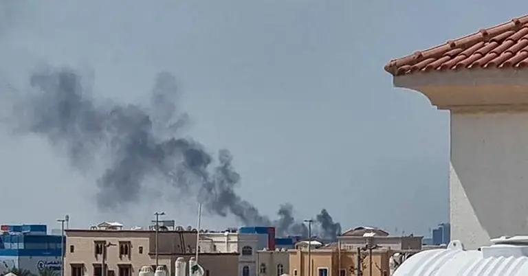 ইরানে ইসরাইলের হামলার সংযুক্ত আরব আমিরাতে আকাশে ধোঁয়ার কুণ্ডলী